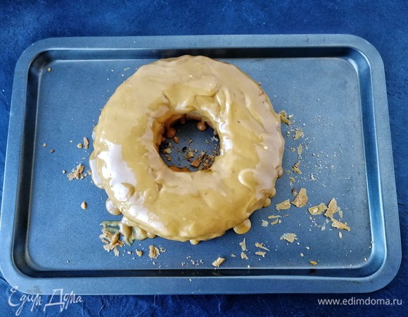 Теперь щедро поливаем кекс нашей чудесной карамелью, остывшей до комнатной температуры. Затем украшаем растопленным белым шоколадом, дольками мандарина и веточками розмарина!