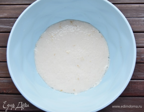 Свежие дрожжи растереть с сахаром. добавить теплое молоко и воду. Размешать и оставить в теплом месте до активации дрожжей.