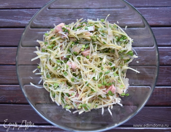 Начинку для пирога можно использовать любую. У меня натертый сырой картофель, зеленый лук, лосось, соль, молотый черный перец.