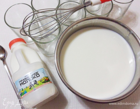 В сотейник выложить йогурт-закваску, добавить немного молока, тщательно перемешать венчиком. Затем добавить все оставшееся молоко и перемешать еще раз.