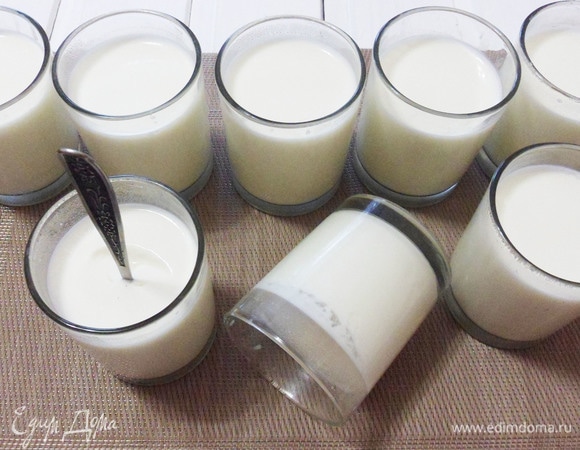 Через указанное время (после звукового сигнала йогуртницы) достаем баночки. Закрываем крышками. Убираем в холодильник. Йогурт можно хранить в холодильнике 5 дней. У меня есть возможность выставить на крышках дату приготовления. Сами видите, что йогурт получился отличного качества! Добавить в йогурт можно фрукты, ягоды, гранолу, варенье и... Да что угодно! Мой любимый вариант — йогурт с медом и грецкими орехами.