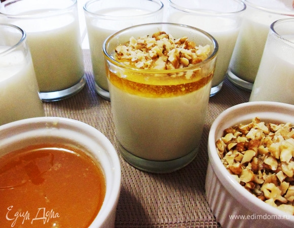 Жидкий мед взбить венчиком с молотым имбирем. Йогурт в баночке (можно переложить йогурт в креманку) залить медом и добавить орехов.