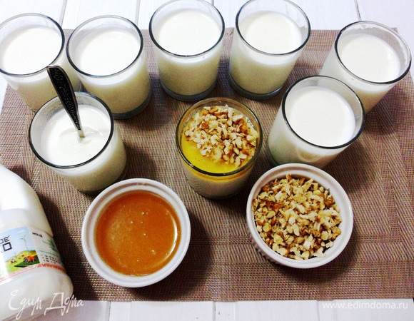 Домашний йогурт с медом и грецкими орехами готов.