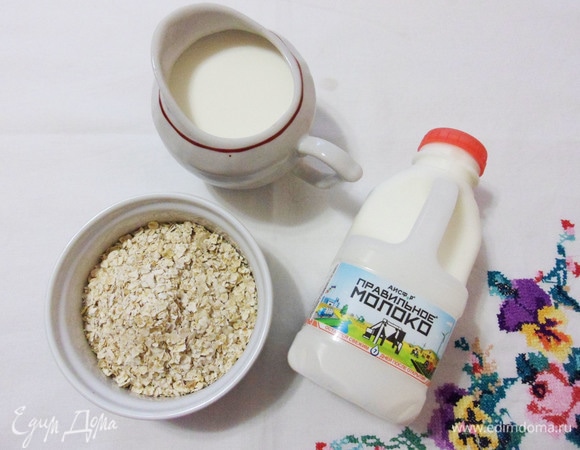 Варим овсяную кашу на молоке. Чаще всего для готовки используют геркулесовые хлопья различной степени помола, поэтому время варки может отличаться.