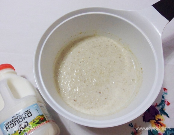 Варим кашу до готовности на малом огне, не забывая помешивать. Затем убираем сотейник с огня, закрываем его крышкой и оставляем кашу настояться.