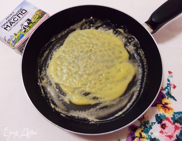 Спассеровать муку (без изменения ее цвета), постоянно помешивая, не более 2 минут.