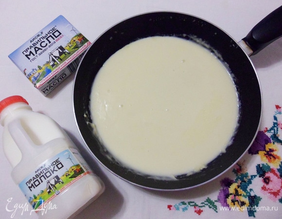 Не переставая мешать, понемногу добавляем молоко и ванильный сахар, каждую порцию вымешиваем до гладкости. Провариваем соус до нужной густоты. Я варю до состояния сгущенного молока. Нужно учитывать, что при остывании соус загустеет.