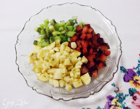 Фрукты (банан, киви и сливы) нарезать мелким кубиком.