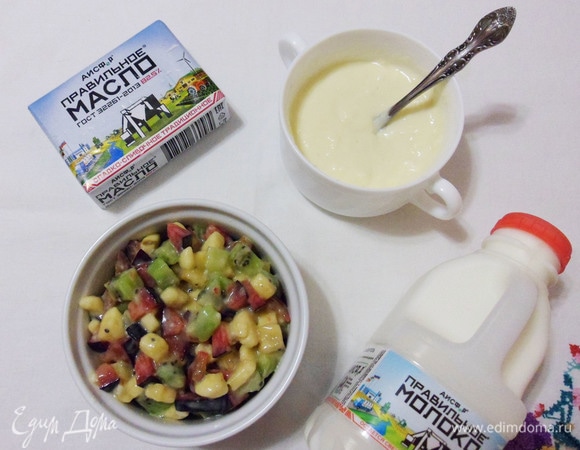 Заправить фруктовый салат молочным соусом.