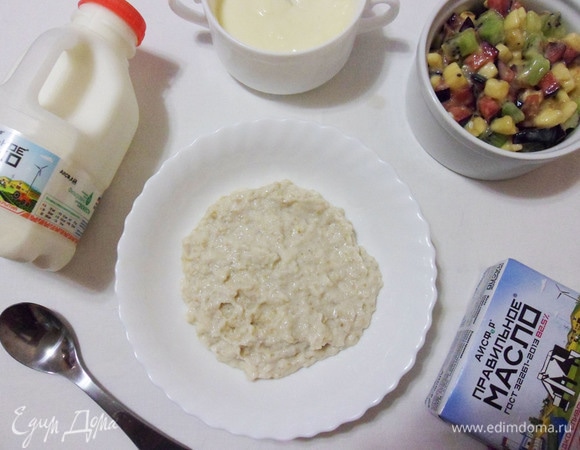 Разложить кашу по тарелкам.