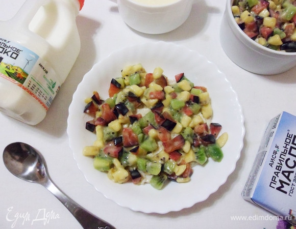 Сверху выкладываем фруктовый салат.