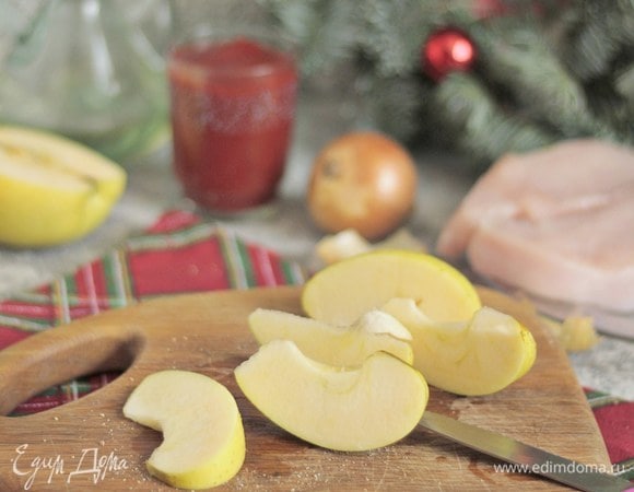 Яблоки моем, очищаем от сердцевины, нарезаем дольками. Брать лучше кисло-сладкие сорта, такие как грушовка или голден.