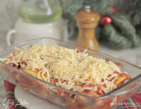 Натираем сверху сыр. Закрываем крышкой и на час в духовку при 180°C.