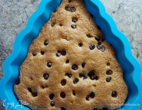 Добавляем просеянную муку и разрыхлитель, его можно тоже просеять. Выложить в форму елочку и посыпать шоколадными украшениями в виде капелек, шариков. Выпекать при 180°C.