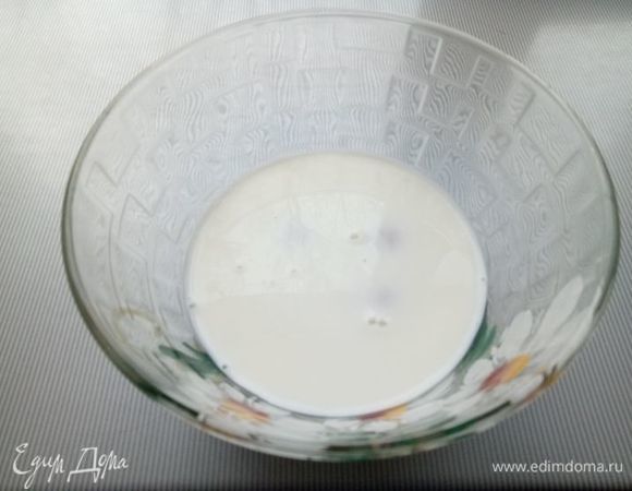 Берем 250 мл молока, вбиваем туда 3 яйца.