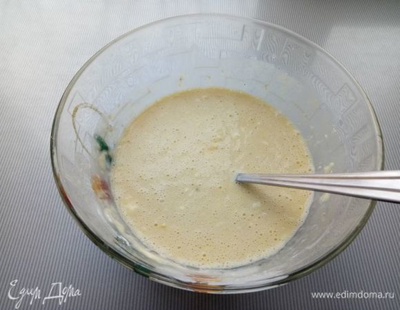 Сюда же 5 ст. л. с горкой муки, 100 г кукурузы и соль/перец по вкусу. Кукурузы обычно добавляю половину банки, а оставшаяся идет в начинку.