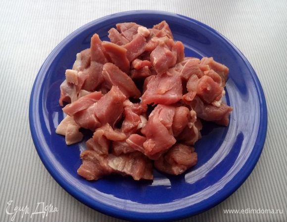 Начинку можно взять любую. Я обычно беру мясо, какое есть. В данный момент говядина (300 г).