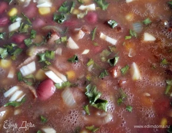 Нарезаем говядину, обжариваем в масле, добавляем соль, перец, лук (1–2 шт.), чеснок (2–3 зубчика). Добавляем майонез ТМ «МахеевЪ» по вкусу. Банку красной фасоли в томатном соке — туда же, затем добавляем оставшуюся половину банки кукурузы. Можно сметаны для вкуса, грибы. Это уже выясните опытным путем. Подливаем воды (40 мл), накрываем крышкой и тушим минут 10. Подавать можно с листьями салата или мяском.