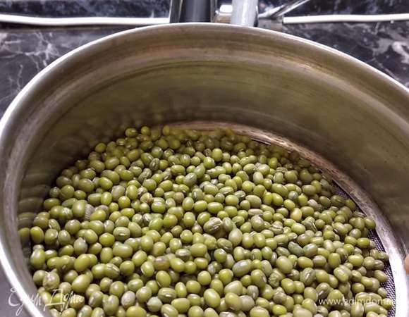 Маш промыть в нескольких водах и замочить на 1 час.