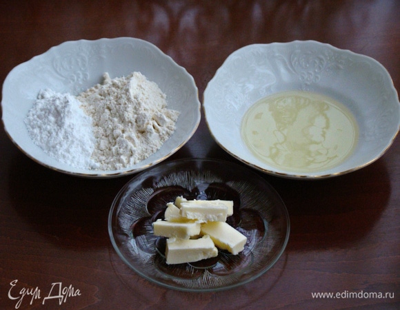 В первую очередь необходимо приготовить тесто №1. Для этого необходимо смешать до однородности муку, крахмал, мягкое сливочное масло и яичный белок. Готовое тесто переложить в кондитерский мешок.