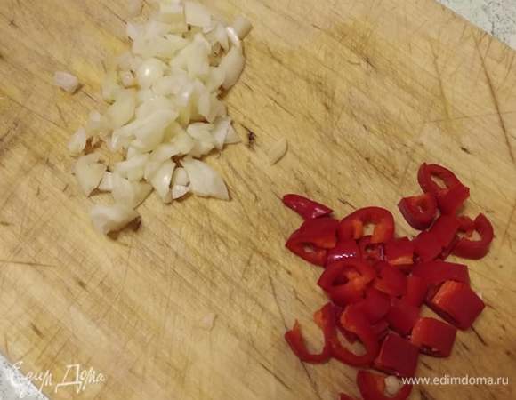Измельчить чеснок и перец чили.