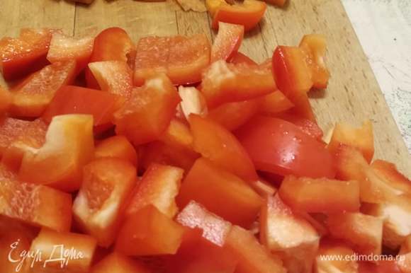 Нарезать морковь и болгарский перец, добавить к мясу.