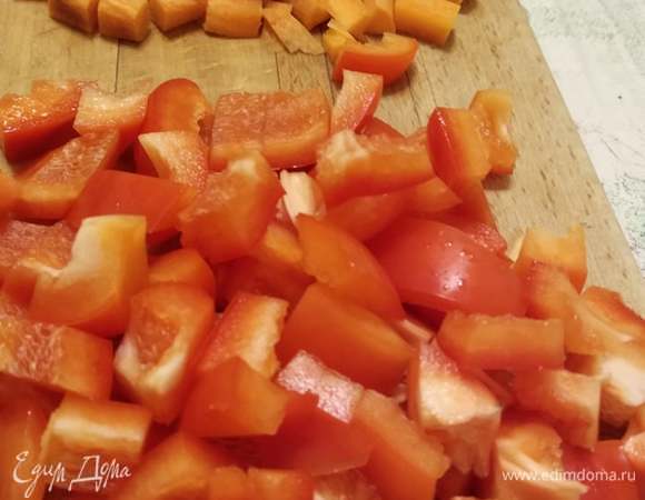 Нарезать морковь и болгарский перец, добавить к мясу.