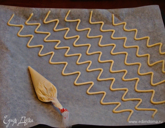 На бумаге для выпечки или коврике нарисовать тестом любой рисунок: продольные линии или извилистые, как у меня (кому как нравится). Противень с этим рисунком поставить в морозильную камеру минут на 15, чтобы рисунок схватился.