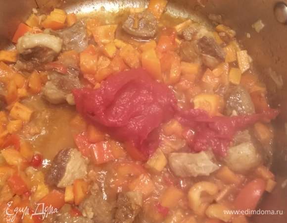 Немного обжарить и добавить томатную пасту. Прожарить все вместе минут 5. Я добавила немного сахара, но это на ваше усмотрение. Залить все горячей водой и дать закипеть еще раз.