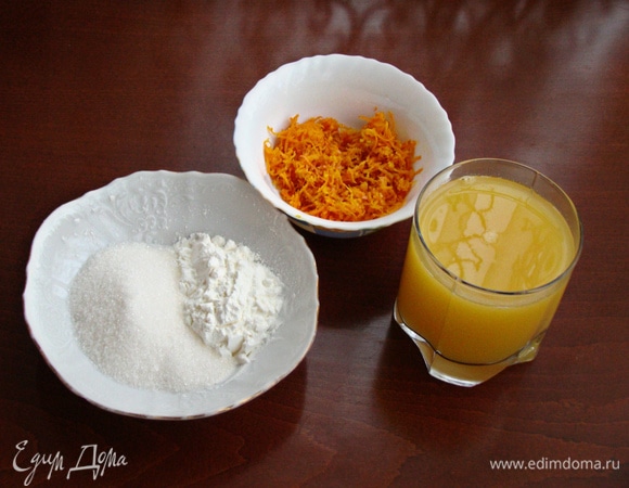 Пока замерзает тесто №1, приготовим мандариновый курд. Для этого смешать в сотейнике мандариновый (или апельсиновый) сок с сахаром и крахмалом и при непрерывном помешивании, довести смесь до загустения.