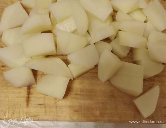 Всыпать маш и добавить нарезанный кубиком картофель. В кислой среде картофель варится дольше, так что не переварится. Варить минут 30 до готовности маша и картофеля. Зернышки маша должны набухнуть, но еще не лопаться.