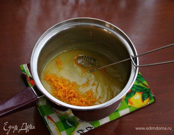 В горячую смесь добавить апельсиновую цедру, перемешать и, накрыв пищевой пленкой в контакт, остудить до комнатной температуры.