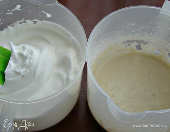 Затем нам необходимо приготовить тесто №2. Для этого в одной миске смешать молоко, половину сахарной пудры и растительное масло. Затем всыпать просеянную муку, щепотку ванилина и все еще раз тщательно перемешать. В другой миске взбить с щепоткой соли яичные белки в легкую пену. Затем, подсыпая в два-три приема сахарную пудру, взбить белки до устойчивых пиков.