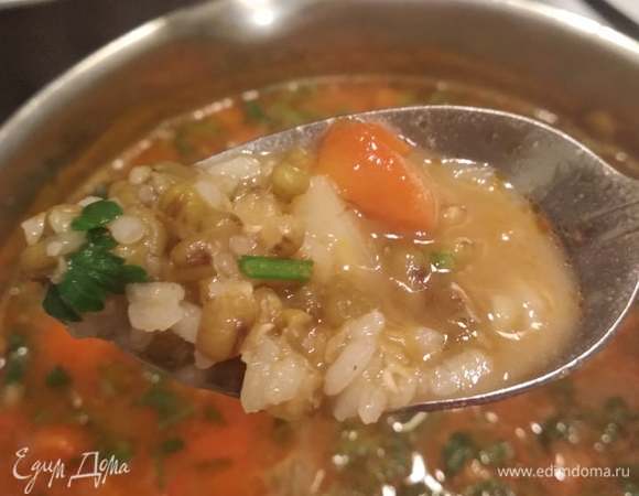 Добавить рис и варить до его мягкости. Готовый суп выглядит так. Подавать с нарубленной зеленью. Я добавила еще немного в кастрюлю перед снятием с огня. У меня это кинза, но выбор всегда остается за вами. Приятного аппетита!