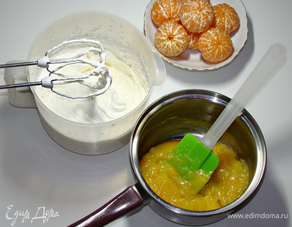 Для крема взбить охлажденные сливки с сахарной пудрой до устойчивых пиков.