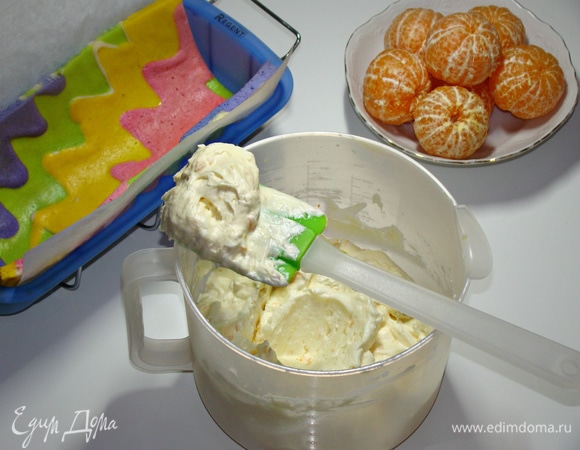 Готовый крем поставить в холодильник примерно на 30 минут, чтобы он стал более густым и стабильным.