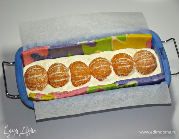 Заполнить форму кремом примерно на половину и в середину, слегка вдавив, уложить мандарины.