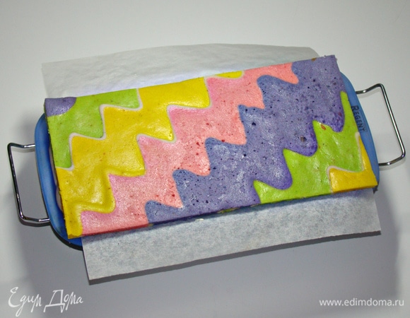 Сверху выложить оставшийся крем и накрыть частью бисквита. Готовый рулет поставить в холодильник примерно на два часа.