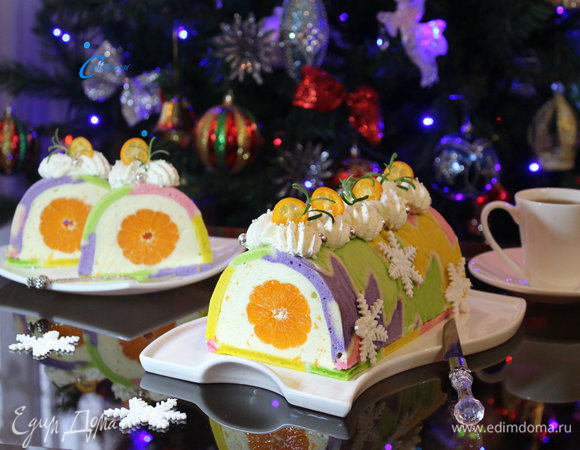 Рулет украсить по вкусу и можно радовать своих близких вкусной праздничной и ароматной выпечкой.