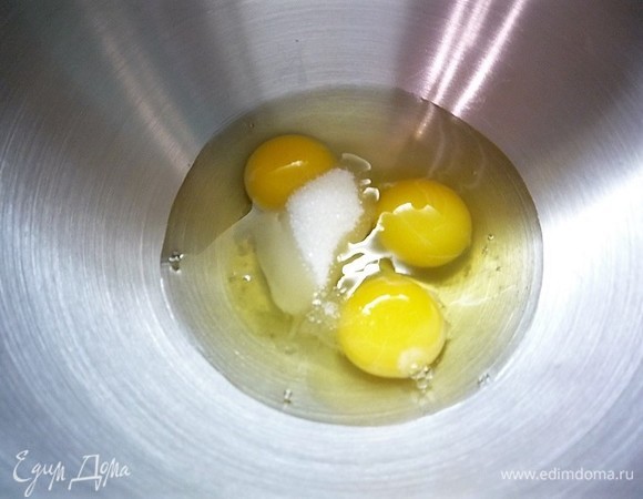 Яйца, сахар и соль кладем в глубокую чашку и немного взбиваем.