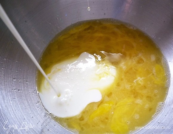 Добавляем растительное масло, кефир и еще немного перемешиваем.