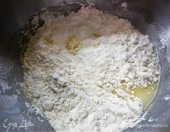 Добавляем муку с разрыхлителем и взбиваем до однородной массы.