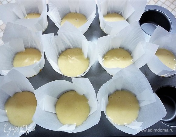 Готовое тесто аккуратно разливаем в тюльпаны для капкейков, примерно по 50 г в каждый, ставим в заранее разогретую духовку и выпекаем при 165–170°C 20–25 минут.