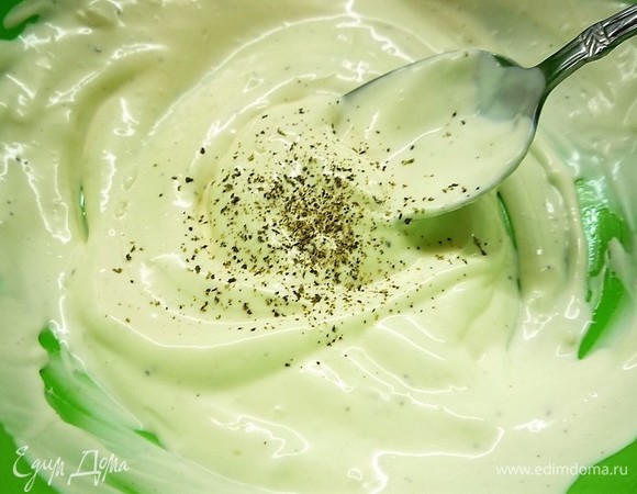 Для соуса в чашке смешиваем майонез со сметаной, добавляем оливковое масло, чеснок и мелко нарезанную зелень. Солим и перчим по вкусу, можно добавить любимые специи. Капкейки остужаем, с помощью кулинарного плунжера вынимаем серединку и начиняем получившимся соусом. Также капкейки можно начинить икрой мойвы и в дальнейшем украсить морепродуктами.