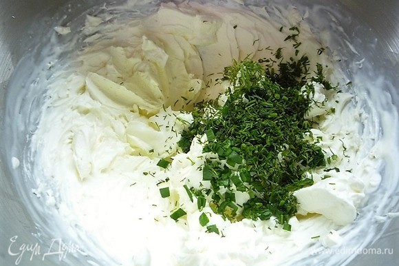 Теперь приготовим крем. В чашу миксера кладем охлажденные творожный сыр и сливки, немножко солим и взбиваем до однородной густой массы. Добавляем мелко нарезанную зелень и хорошо перемешиваем лопаткой.