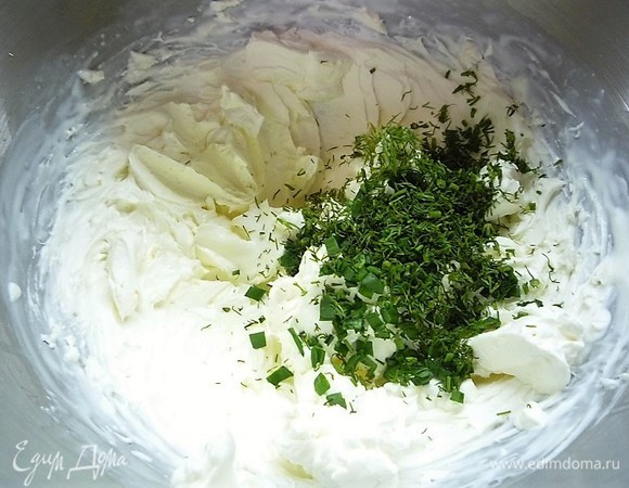 Теперь приготовим крем. В чашу миксера кладем охлажденные творожный сыр и сливки, немножко солим и взбиваем до однородной густой массы. Добавляем мелко нарезанную зелень и хорошо перемешиваем лопаткой.