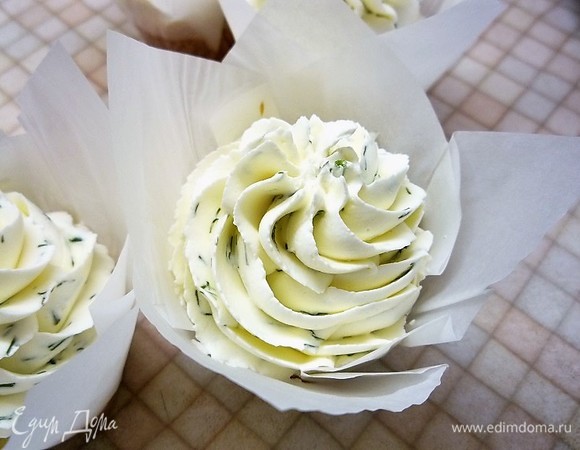 Выкладываем крем в кондитерский мешок с насадкой закрытая звезда и отсаживаем шапочки на капкейки.