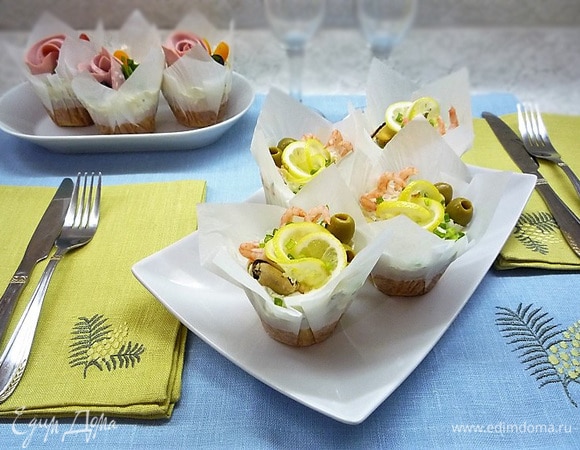 Украшаем капкейки креветками, мидиями, маслинами, в середину вставляем розочку из лимона и посыпаем зеленью.