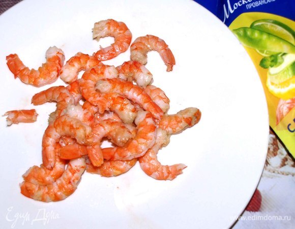 Варено-мороженые креветки очистить или взять очищенные.
