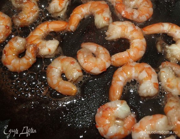 Сковороду хорошо разогреть. Выложить в сковороду креветки, влить винный уксус и ягодный сироп. Я использовала натуральный сироп «Лесные ягоды». Готовить 1–2 минуты, не дольше.
